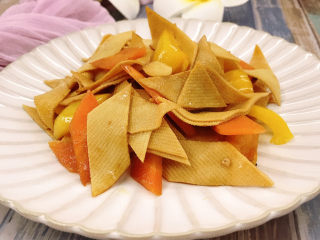 14、素炒千张,装盘