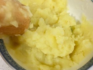 2、辅食12M➕番茄肉末土豆泥,土豆蒸熟后用勺子或者研磨器捣成泥