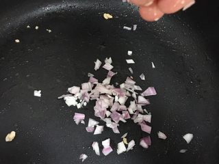 6、辅食12M➕番茄肉末土豆泥,重新起锅，倒入洋葱末