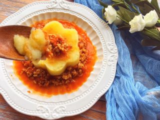 9、辅食12M➕番茄肉末土豆泥,淋在土豆泥上，就大功告成啦！看上去有没有非常开胃可口！！周岁以后的宝宝可以根据情况适当加入一点点盐来调味哦。