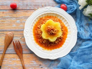 11、辅食12M➕番茄肉末土豆泥,淋在土豆泥上，就大功告成啦！看上去有没有非常开胃可口！！周岁以后的宝宝可以根据情况适当加入一点点盐来调味哦。