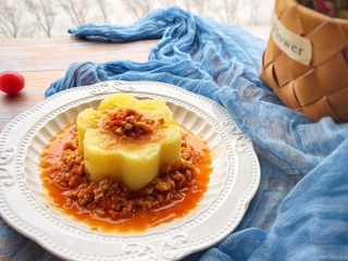 10、辅食12M➕番茄肉末土豆泥,淋在土豆泥上，就大功告成啦！看上去有没有非常开胃可口！！周岁以后的宝宝可以根据情况适当加入一点点盐来调味哦。