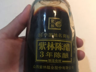 3、酸辣黄瓜条,这道菜我选用非常地道的山西紫林陈醋