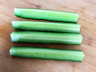 5、酸辣黄瓜条,把黄瓜切成小条