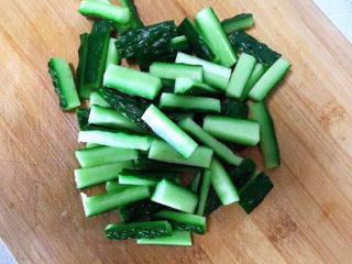 7、酸辣黄瓜条,把黄瓜都处理换