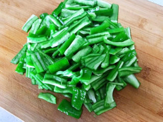 9、酸辣黄瓜条,尖椒去掉辣椒籽，切成小条