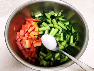 10、酸辣黄瓜条,把黄瓜条和胡萝卜放入盆里，加入精盐