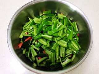 12、酸辣黄瓜条,加入尖椒