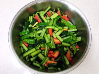 13、酸辣黄瓜条,调匀后腌制30分钟