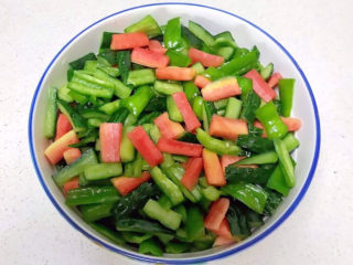 14、酸辣黄瓜条,把腌制入味的什锦黄瓜条放入一个大碗里