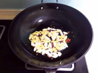 16、酸辣黄瓜条,加入姜蒜，炒出香味