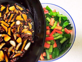 19、酸辣黄瓜条,把凉透的酱汁倒入大碗里