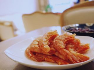 1、蒜个虾球,先将去头红虾解冻、洗净