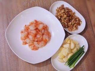 4、蒜个虾球,准备妥当,开启煸炒模式