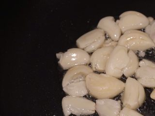 6、蒜个虾球,吱吱吱,香味飘起,颜色也有白转成微黄