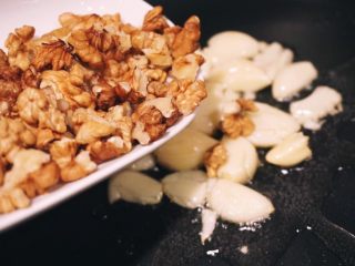 7、蒜个虾球,加入核桃仁