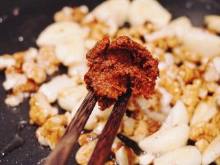 10、蒜个虾球,取一勺辣椒酱(可按口味增减)加入锅内