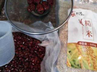 1、糙米红豆粥,准备所有材料