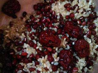 5、糙米红豆粥,还有红枣，所有材料放入炖锅，洗干净，红枣也可以切开