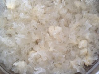 1、银耳汤,银耳用凉水泡至少两小时，泡好后反复用凉水清洗几次备用