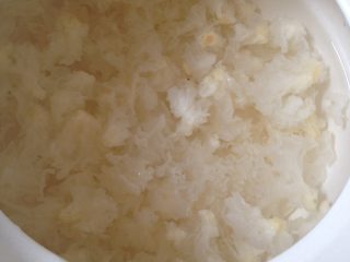 2、银耳汤,砂锅倒水，放入银耳，大火烧开，转小火焖煮五十分钟
