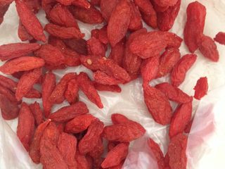 3、银耳汤,然后放入枸杞继续焖煮半小时