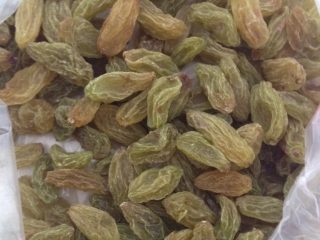 4、银耳汤,加入葡萄干焖煮十分钟