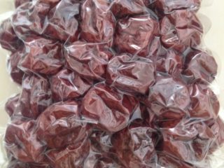 5、银耳汤,然后加入红枣继续焖煮半小时