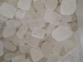 6、银耳汤,然后加入冰糖继续焖煮二十分钟