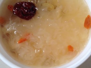 7、银耳汤,整个过程差不多两个半小时，银耳，冰糖，红枣，枸杞的量依个人喜好，我弄的比较多，第二天可以当早饭吃