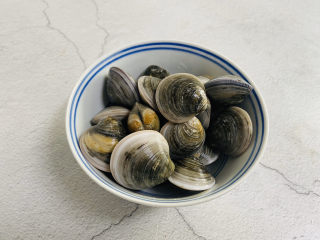 2、冬瓜蛤蜊汤,蛤蜊清洗干净备用