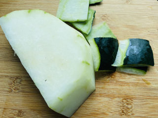 3、冬瓜蛤蜊汤,冬瓜洗干净去皮