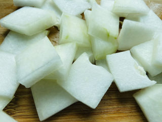 4、冬瓜蛤蜊汤,切片