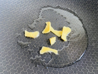 7、冬瓜蛤蜊汤,起油锅放入姜片爆香