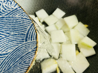 9、冬瓜蛤蜊汤,加入两碗热水大火烧开煮至八成熟