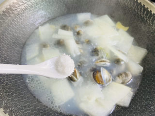 12、冬瓜蛤蜊汤,煮至蛤蜊开口加入适量盐