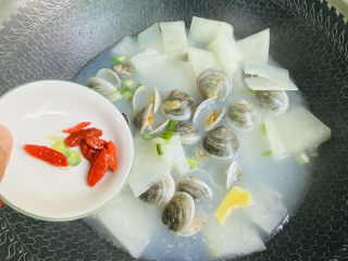 14、冬瓜蛤蜊汤,入枸杞搅拌均匀