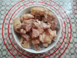 1、莲藕玉米猪脚汤,猪脚从冰箱中取出回温