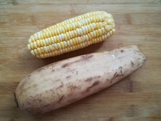 2、莲藕玉米猪脚汤,准备好需要莲藕和玉米