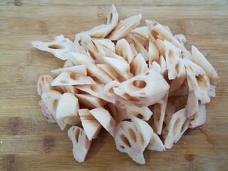 3、莲藕玉米猪脚汤,莲藕洗净去皮切成滚刀块