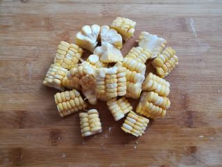 4、莲藕玉米猪脚汤,玉米切成小块