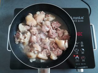 5、莲藕玉米猪脚汤,猪脚放锅里煮热，让猪脚跟汤汁分离