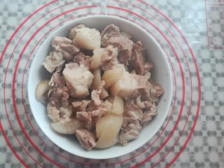 6、莲藕玉米猪脚汤,猪脚的肉捞出备用