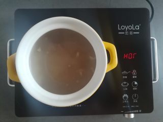 7、莲藕玉米猪脚汤,猪脚汤汁倒入砂锅里再加入一点点水（汤里有盐分，我家口味清淡就不加盐了，口味重的可以适当加盐）