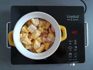 8、莲藕玉米猪脚汤,在砂锅里放入玉米和莲藕