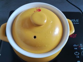 9、莲藕玉米猪脚汤,盖上盖子中火煲30分钟