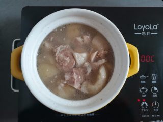 11、莲藕玉米猪脚汤,加入猪脚肉再继续煲10分钟