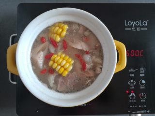 12、莲藕玉米猪脚汤,出锅前加入适量的枸杞就可以开吃了