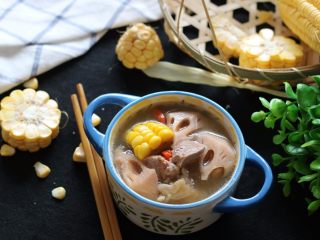 13、莲藕玉米猪脚汤,装到碗里开吃吧