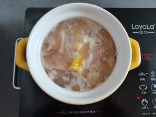 10、莲藕玉米猪脚汤,玉米和莲藕煲开后把浮沫去掉